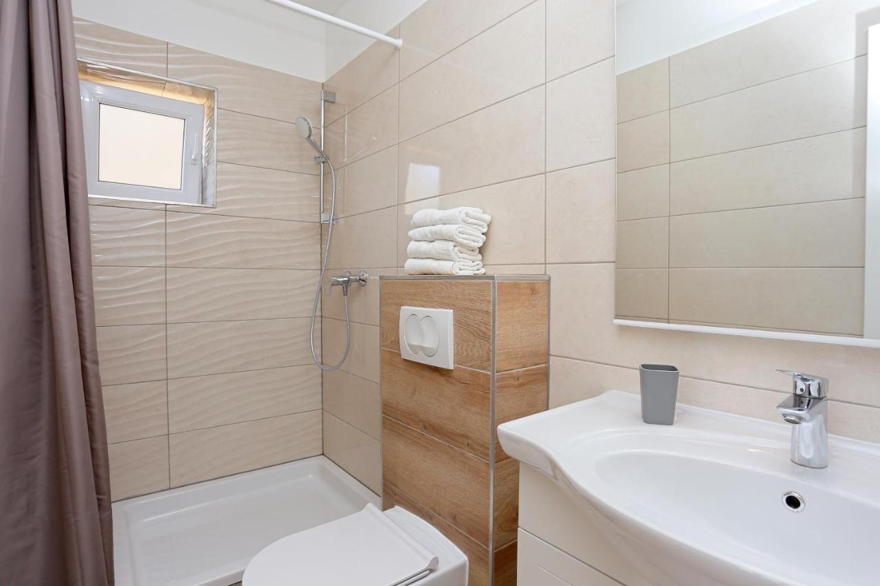 Apartments By The Sea Brela, Makarska - 6688 Exterior foto